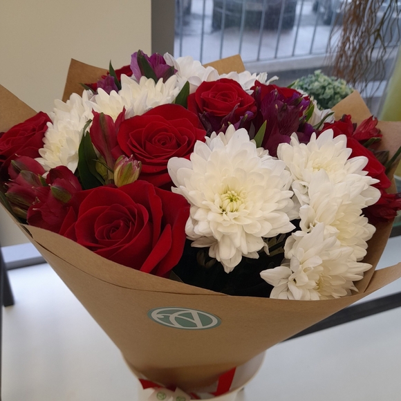 Букет из красных эквадорских роз, кустовых хризантем и альстромерии микс - М