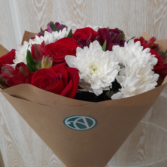 Букет из красных эквадорских роз, кустовых хризантем и альстромерии микс - М