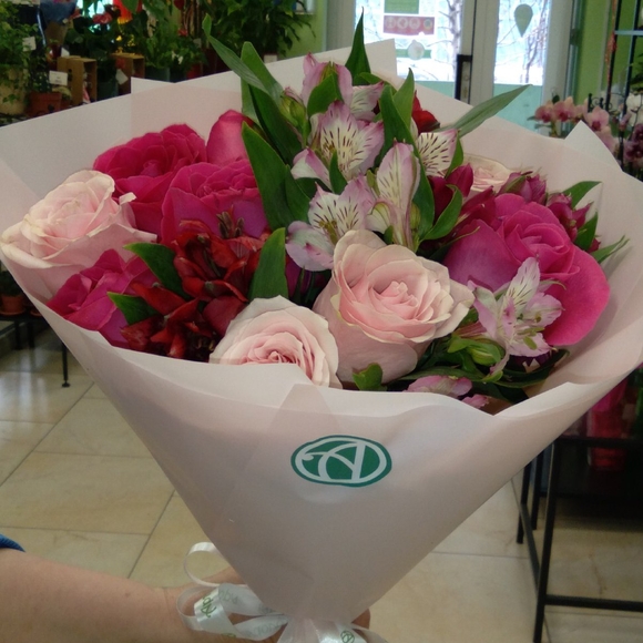 Букет из розовых эквадорских роз и альстромерии микс - M