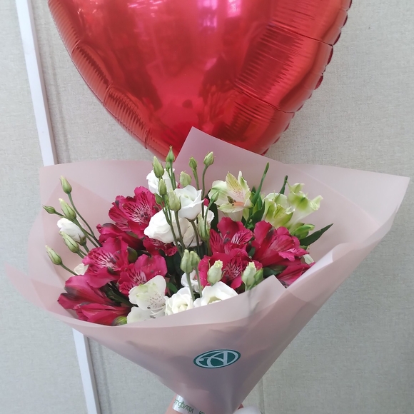 Букет из альстромерии микс и лизиантуса - S