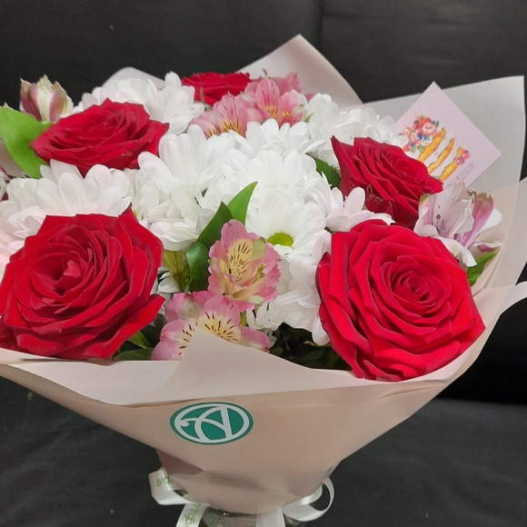 Букет из красных эквадорских роз, кустовых хризантем и альстромерии микс - М