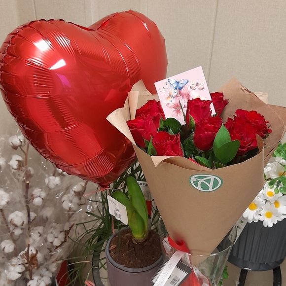 Набор размер S с букетом-комплиментом из роз Кения (50 см)