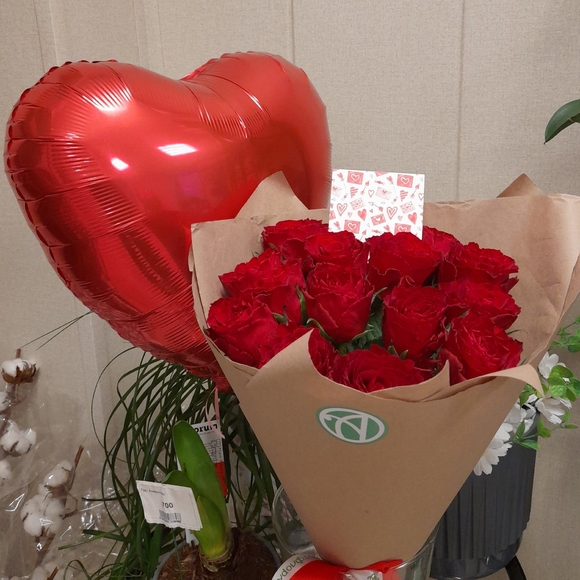 Набор размер M с букетом 15 роз Кения (50 см)