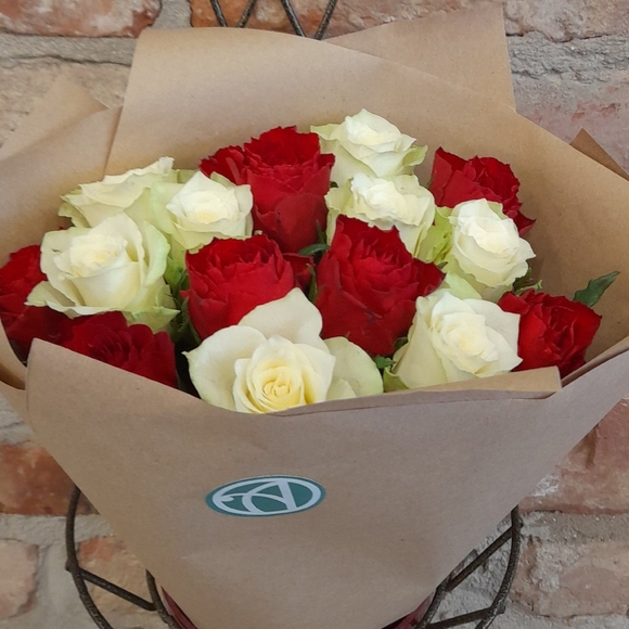 Букет из 15 красных и белых роз 50 см (Кения)