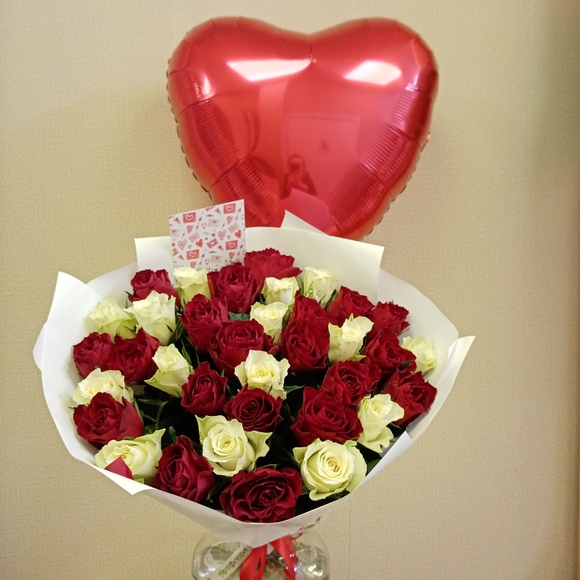 Набор размер L с букетом 35 красных и белых роз Кения (50 см)