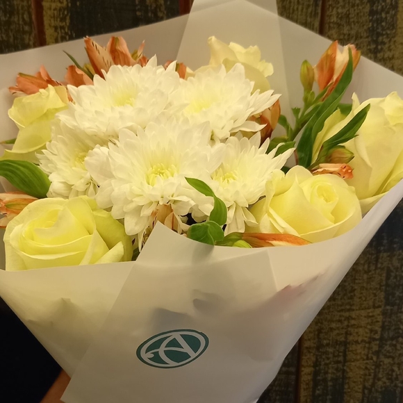 Букет из белых роз, хризантем и альстромерии - S