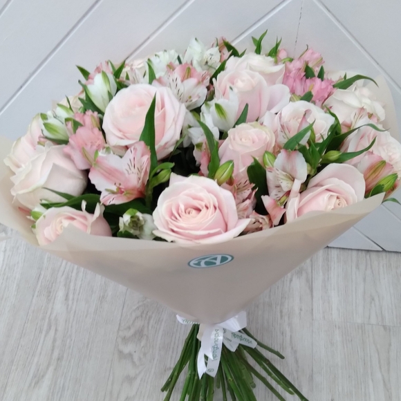 Букет из белых эквадорских роз и альстромерии микс - М