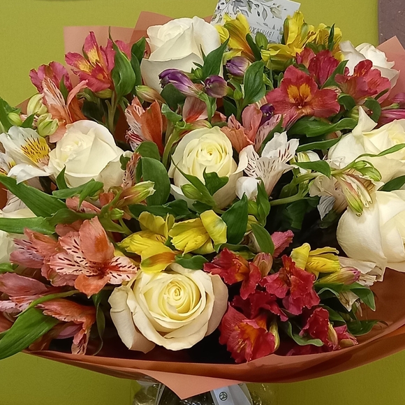 Букет из белых эквадорских роз и альстромерии микс - М