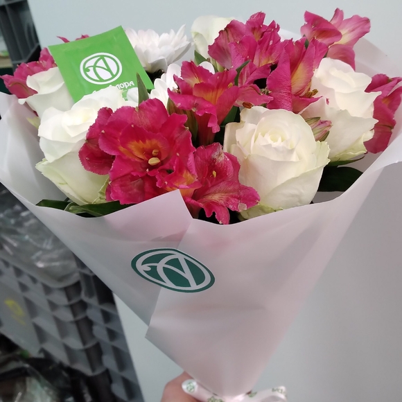 Букет из белых роз и альстромерии - S