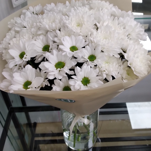 Букет из 9 белых кустовых хризантем