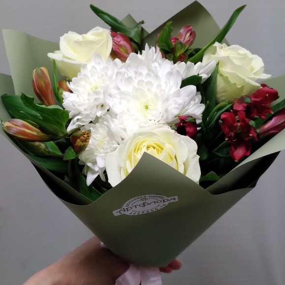 Букет из белых роз, хризантемы и альстромерии микс