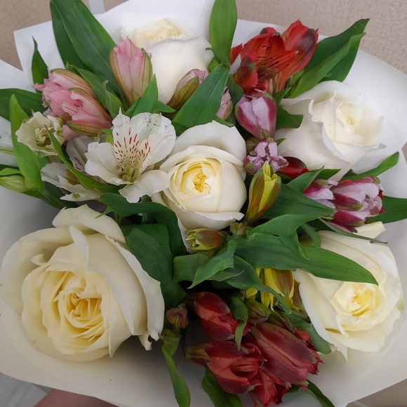 Букет из белых эквадорских роз и альстромерии микс - S