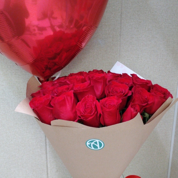 Набор размер М+ с букетом 25 роз Кения (50 см)
