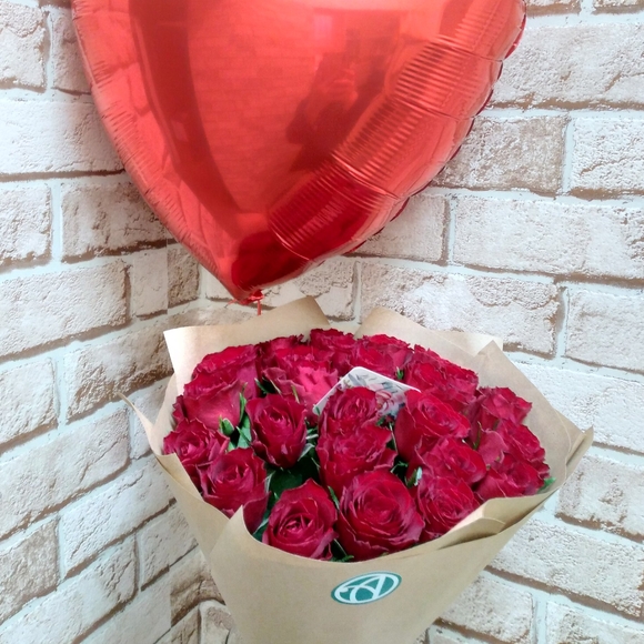 Набор размер М+ с букетом 25 роз Кения (50 см)