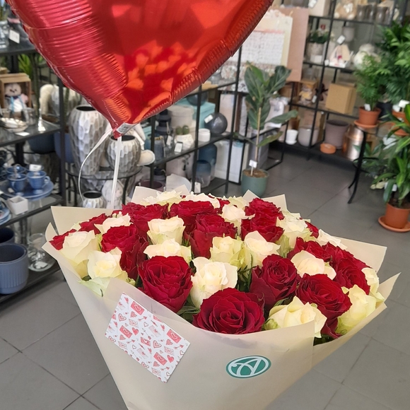 Набор размер L с букетом 35 красных и белых роз Кения (50 см)