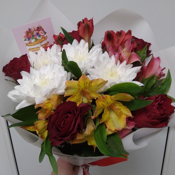 Букет из красных роз, хризантем и альстромерии - S