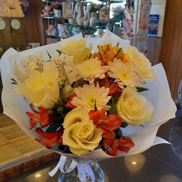 Букет из белых роз, хризантем и альстромерии - S