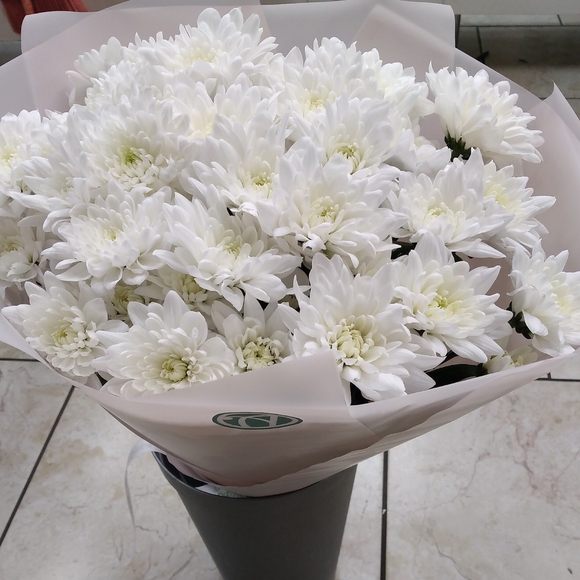 Букет из 9 белых кустовых хризантем