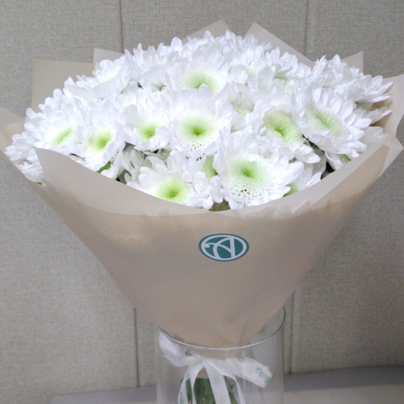 Букет из 9 белых кустовых хризантем