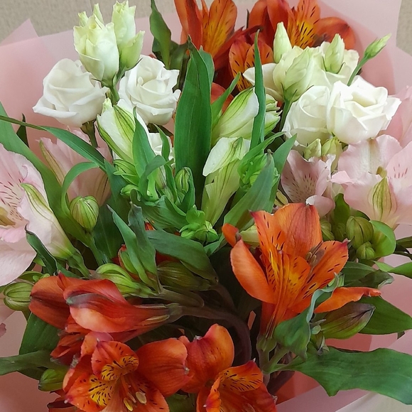 Букет из альстромерии микс и лизиантуса - S