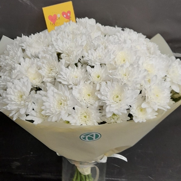 Букет из 9 белых кустовых хризантем