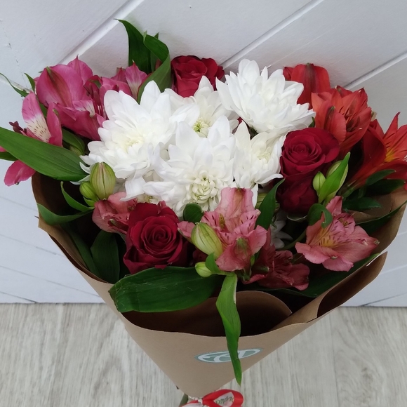 Букет из красных роз, хризантемы и альстромерии микс