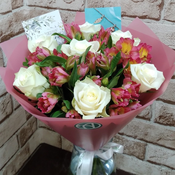 Букет из белых роз и альстромерии - S