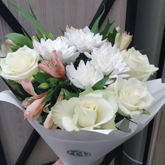 Букет из белых роз, хризантем и альстромерии - S