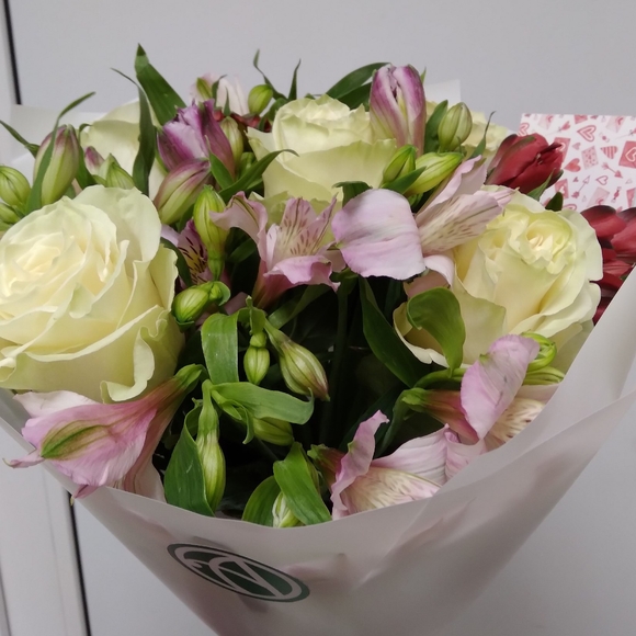 Букет из белых эквадорских роз и альстромерии микс - S