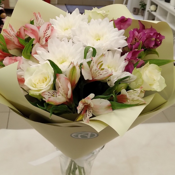 Букет из белых роз, хризантемы и альстромерии микс