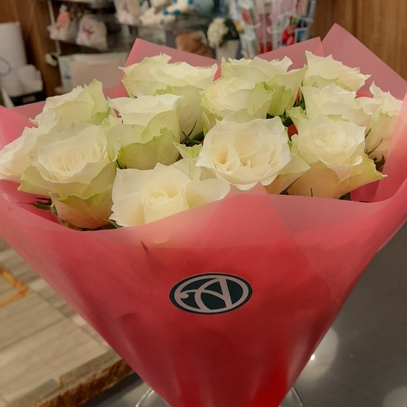 Букет из 15 белых роз 50 см (Кения) в розовой упаковке