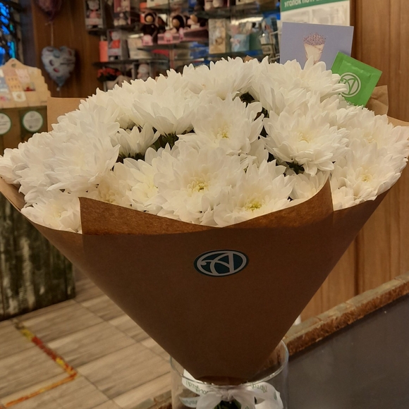 Букет из 9 белых кустовых хризантем