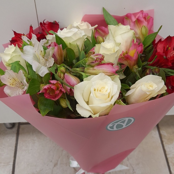 Букет из белых роз и альстромерии - S