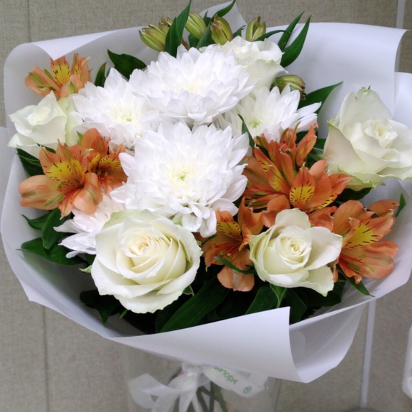 Букет из белых роз, хризантем и альстромерии - S
