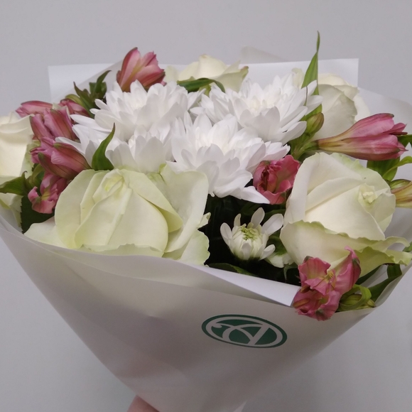 Букет из белых роз, хризантем и альстромерии - S