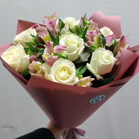 Букет из белых роз и альстромерии - S