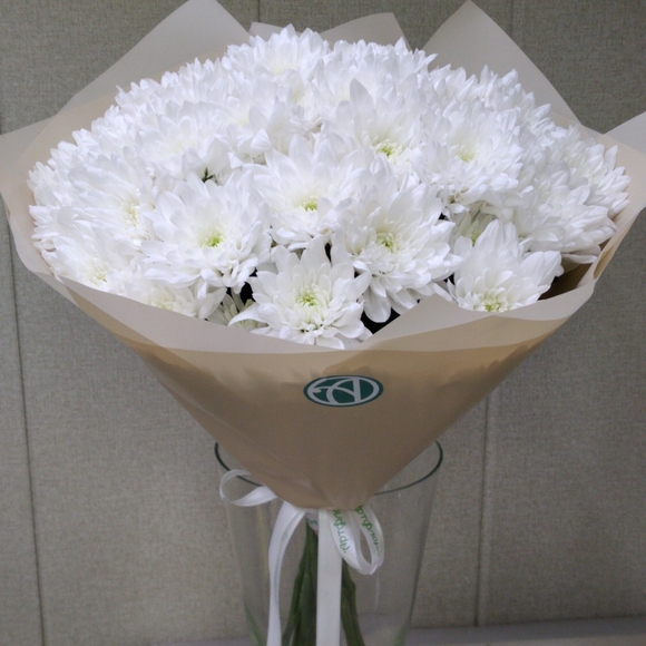 Букет из 9 белых кустовых хризантем