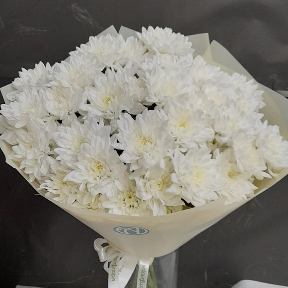 Букет из 9 белых кустовых хризантем