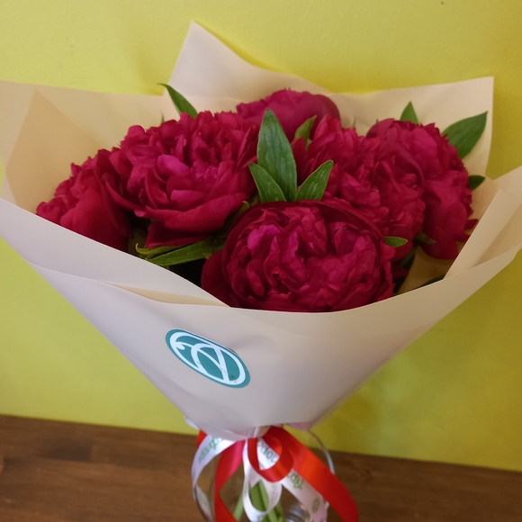 Букет из 7 бордовых пионов (Россия)