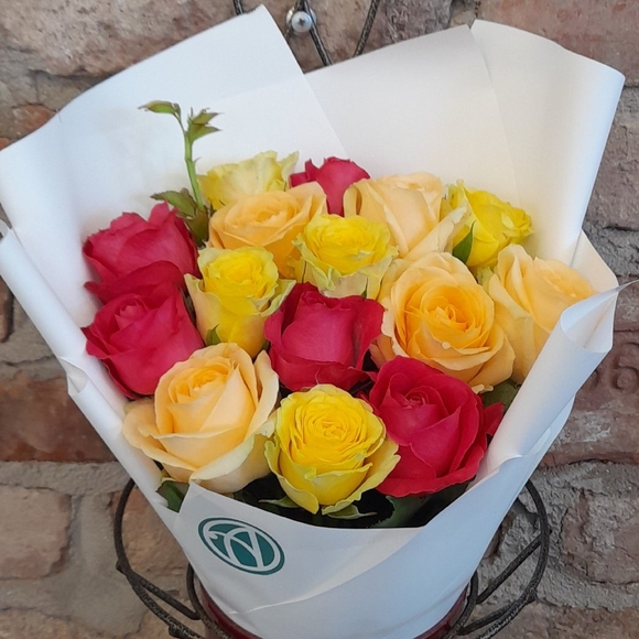 Букет из 15 роз яркий микс 45 см (Россия)