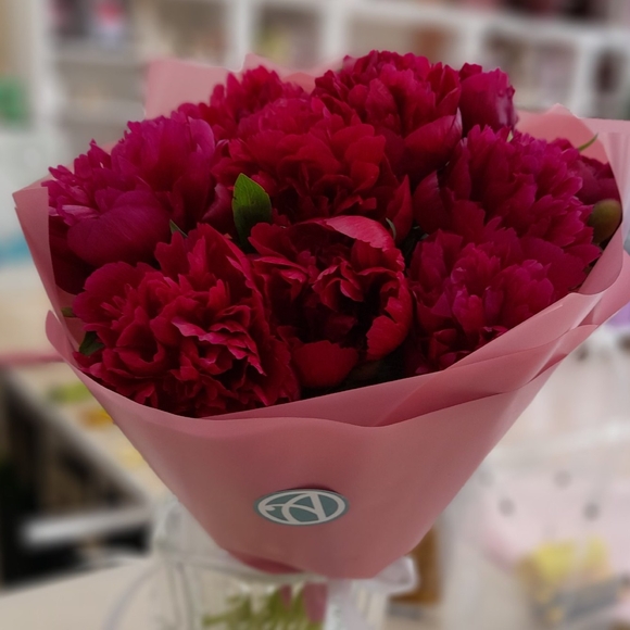 Букет из 7 бордовых пионов (Россия)