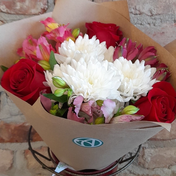 Букет из красных роз, хризантемы и альстромерии микс