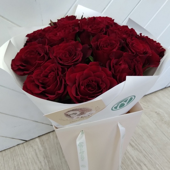 Цветочная сумочка с 15 красными розами (РФ)