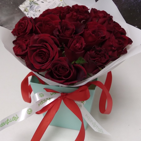 Цветочная сумочка с 15 красными розами (РФ)