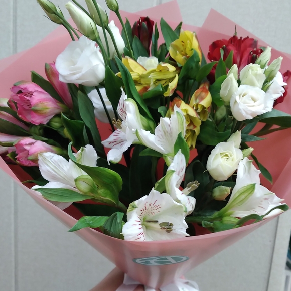 Букет из альстромерии микс и лизиантуса - S