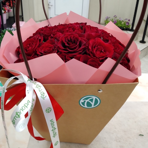 Цветочная сумочка с 35 красными розами (РФ)