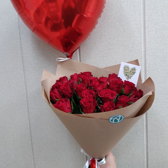 Набор размер М+ с букетом 25 роз Кения (50 см)