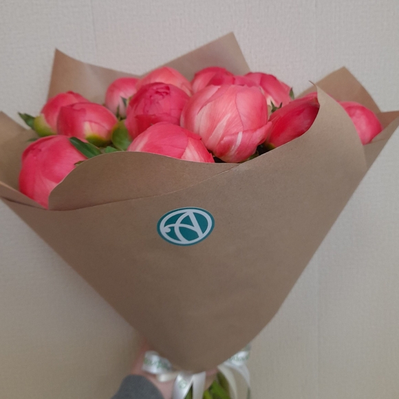 Букет из 15 коралловых пионов (Голландия)