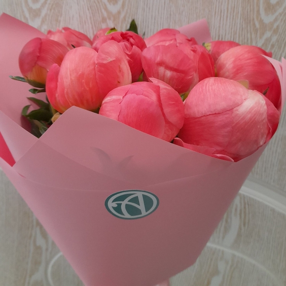 Букет из 7 коралловых пионов (Голландия)