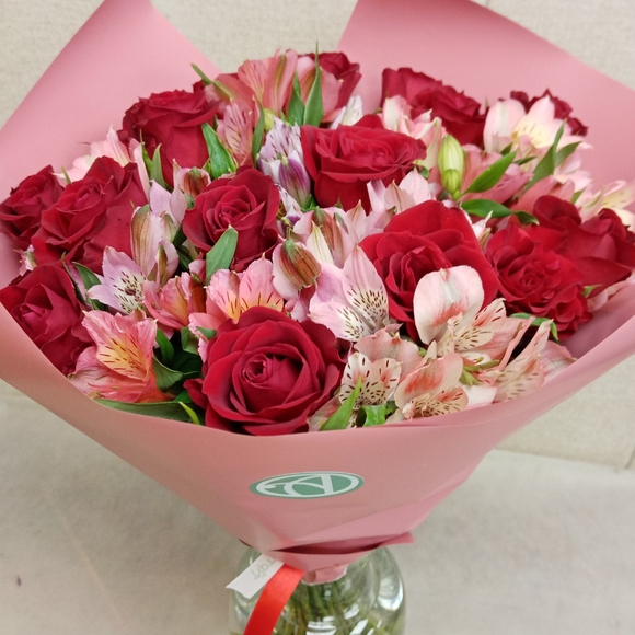 Букет из красных эквадорских роз и альстромерии микс - L